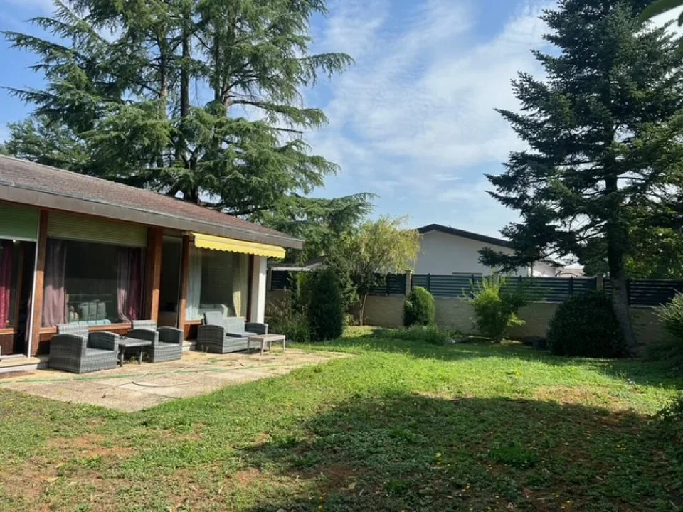 Semi-detached house with garage - beautiful plot - renovation required