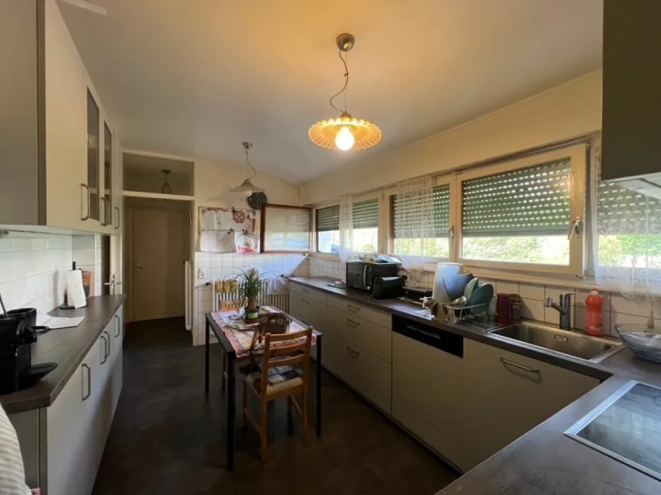 Semi-detached house with garage - beautiful plot - renovation required
