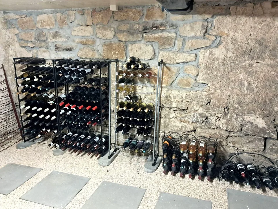 GROSSE PREISSENKUNG - Sehr seltenes Objekt - Wunderschönes, komplett renoviertes Bauernhaus auf 4'385 m² – Foto 25 von 26