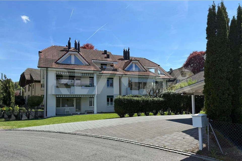 Charmante Dachwohnung mit Cheminée und Terrasse in ruhigem Quartier