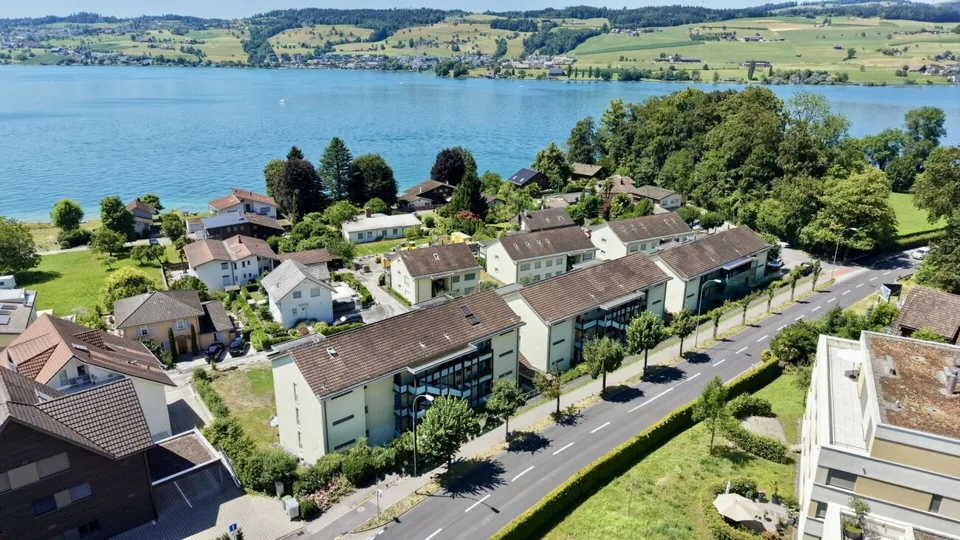 Exklusive 4.5-Zimmer-Wohnung in Greppen - Wohnen mit See- und Bergblick