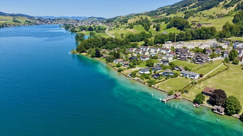Appartement exclusif 4.5 pièces à Greppen - vivre avec vue sur le lac et les montagnes