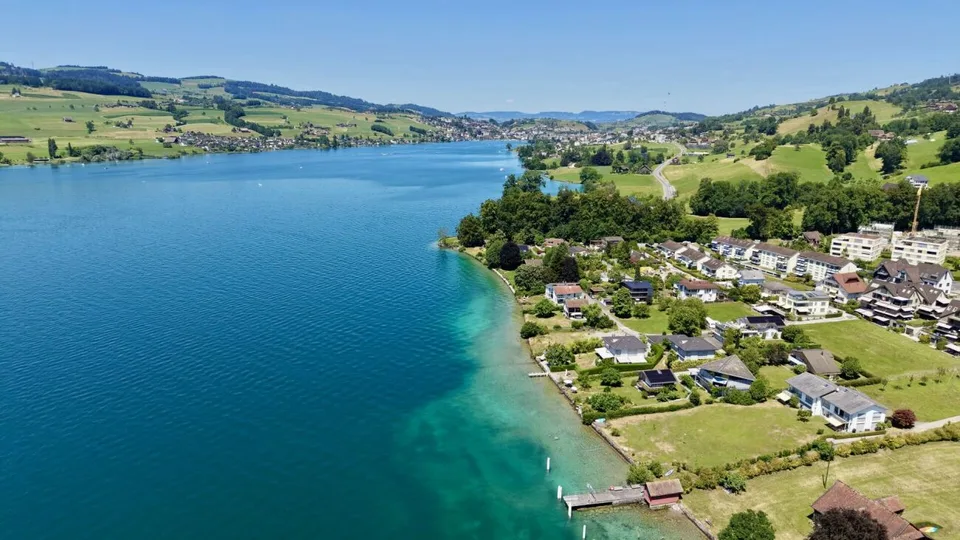 Appartement exclusif 4.5 pièces à Greppen - vivre avec vue sur le lac et les montagnes