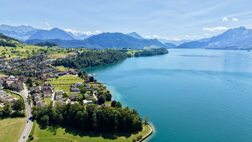 Appartement exclusif 4.5 pièces à Greppen - vivre avec vue sur le lac et les montagnes