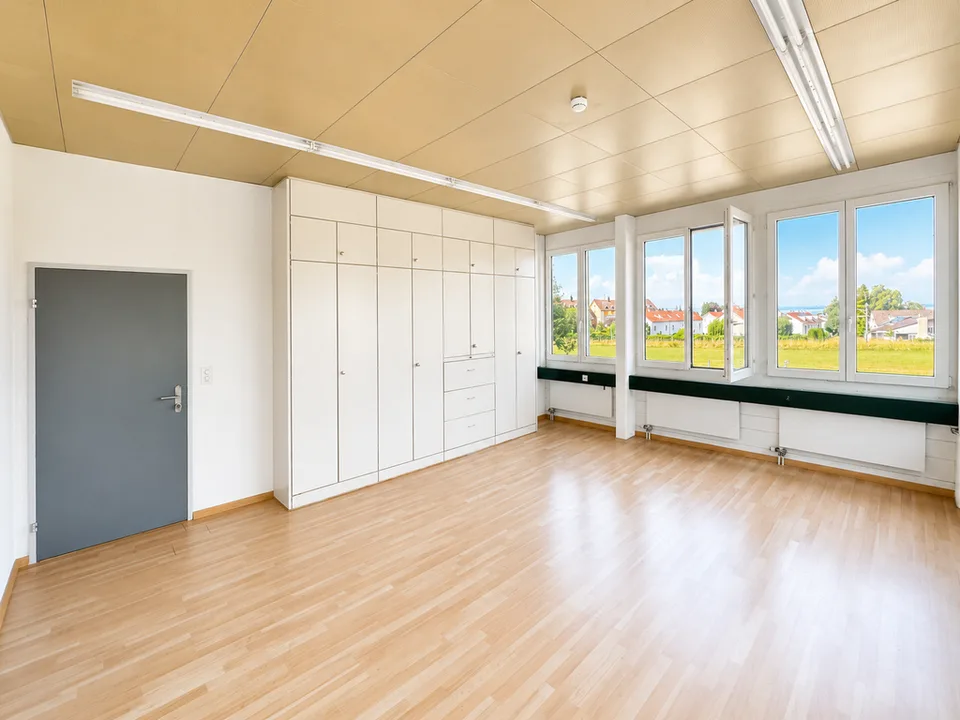 Single office with plenty of daylight and a view of the greenery