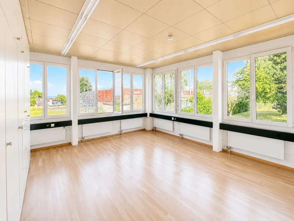 Single office with plenty of daylight and a view of the greenery