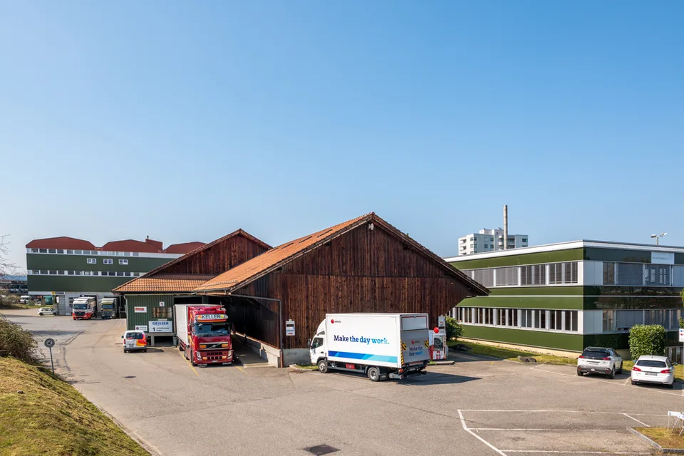 Einzelbüro mit viel Tageslicht und Blick ins Grüne