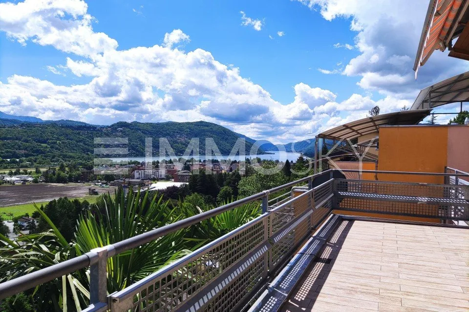 Nuovo Prezzo : Villa panoramica con vista lago in zona esclusiva