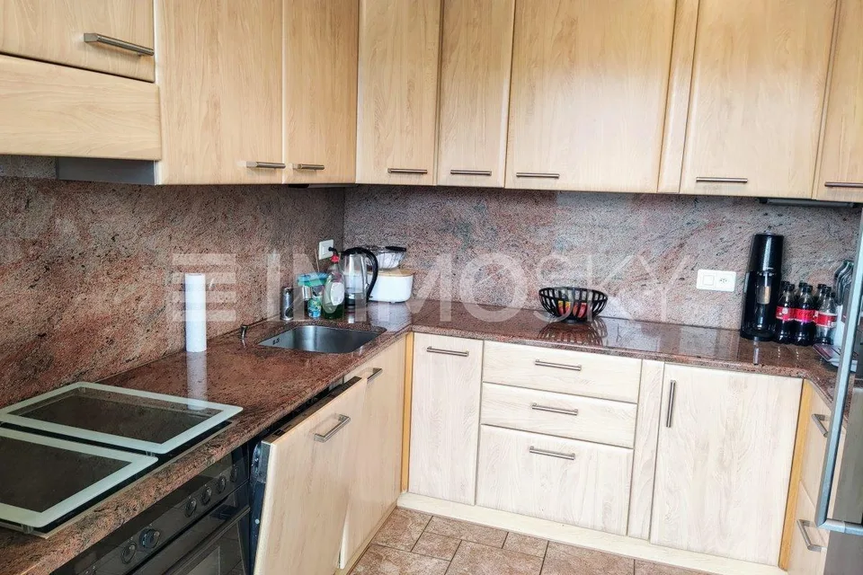 New Price: Panoramic Villa with Lake View in Exclusive Area