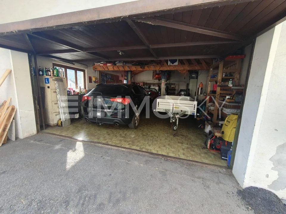 Mixed solution: operational workshop and apartment