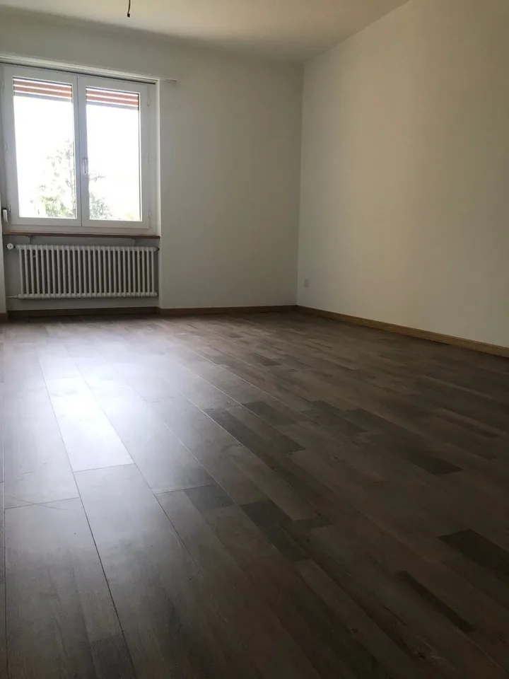 Appartamento di 3 locali attraente con balcone a vetri in affitto