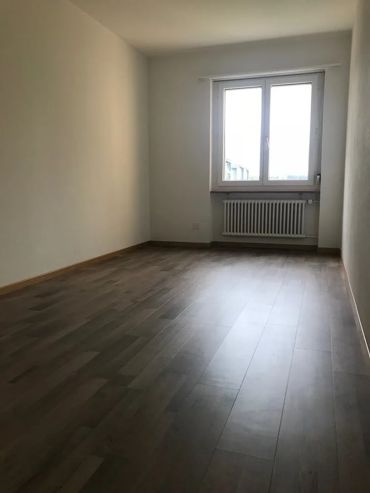 Appartamento di 3 locali attraente con balcone a vetri in affitto