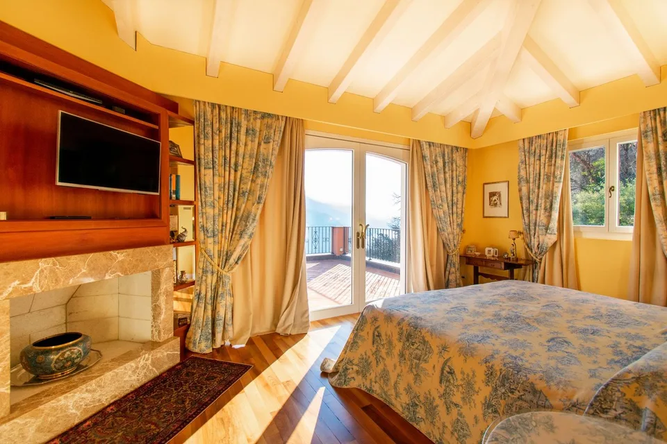 VILLA DE LUXE AVEC PISCINE ET VUE SUR LE LAC