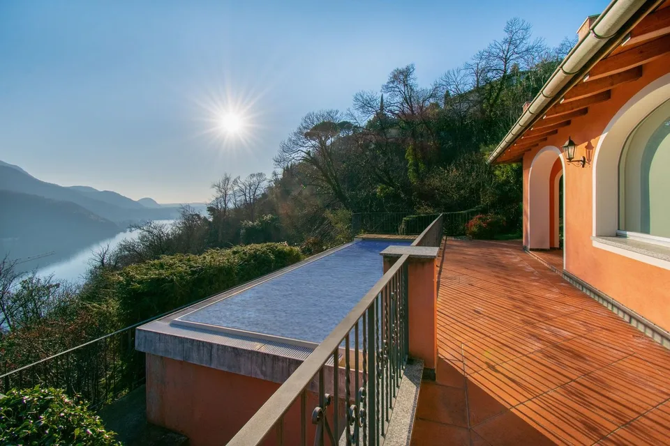 LUSSUOSA VILLA CON PISCINA E STUPENDA VISTA LAGO