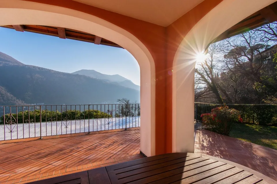 VILLA DE LUXE AVEC PISCINE ET VUE SUR LE LAC