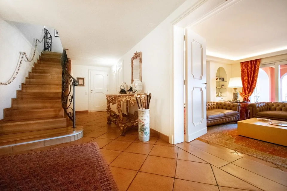VILLA DE LUXE AVEC PISCINE ET VUE SUR LE LAC