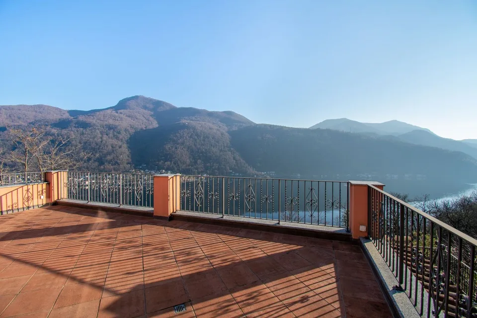 VILLA DE LUXE AVEC PISCINE ET VUE SUR LE LAC