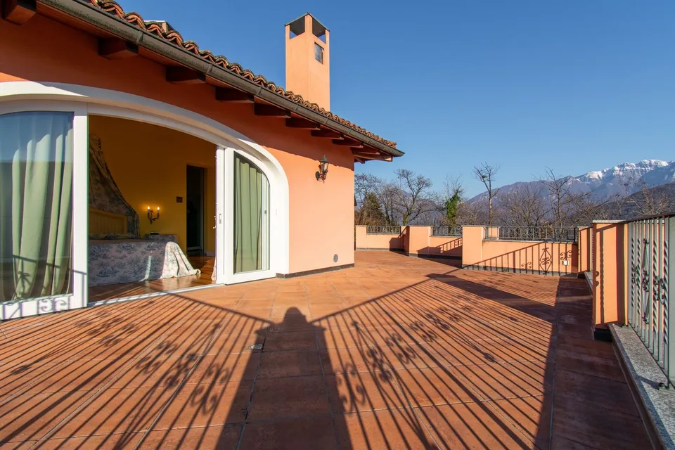 VILLA DE LUXE AVEC PISCINE ET VUE SUR LE LAC