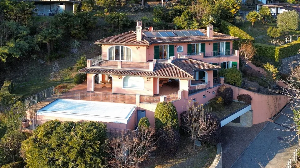 VILLA DE LUXE AVEC PISCINE ET VUE SUR LE LAC