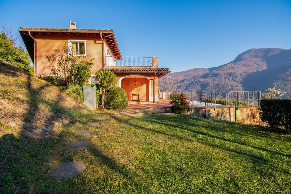 VILLA DE LUXE AVEC PISCINE ET VUE SUR LE LAC