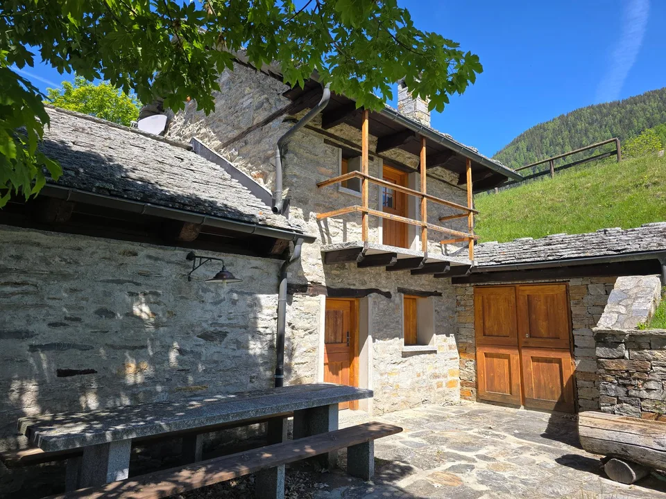 schönes Berghaus mit grossem Land und herrlichem Panoramablick