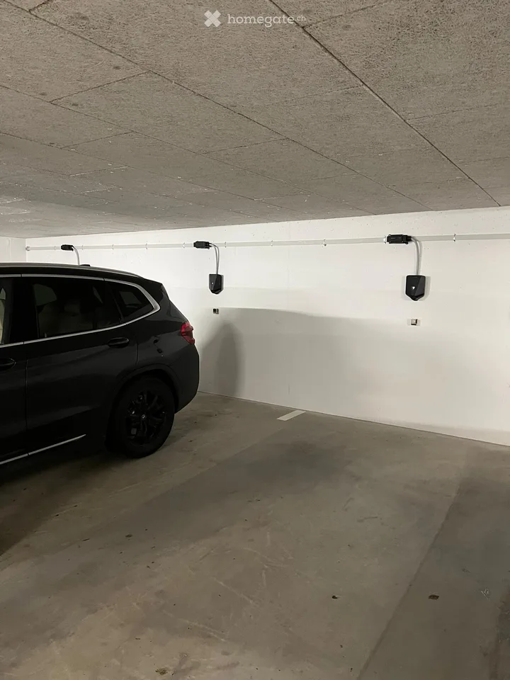 Place de parking avec stations de recharge pour véhicules électriques