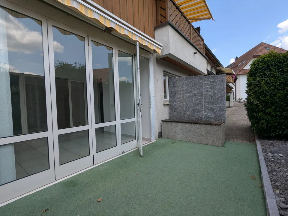 Geräumige 4.5-Zimmer-Wohnung im Erdgeschoss mit zwei Wintergärten