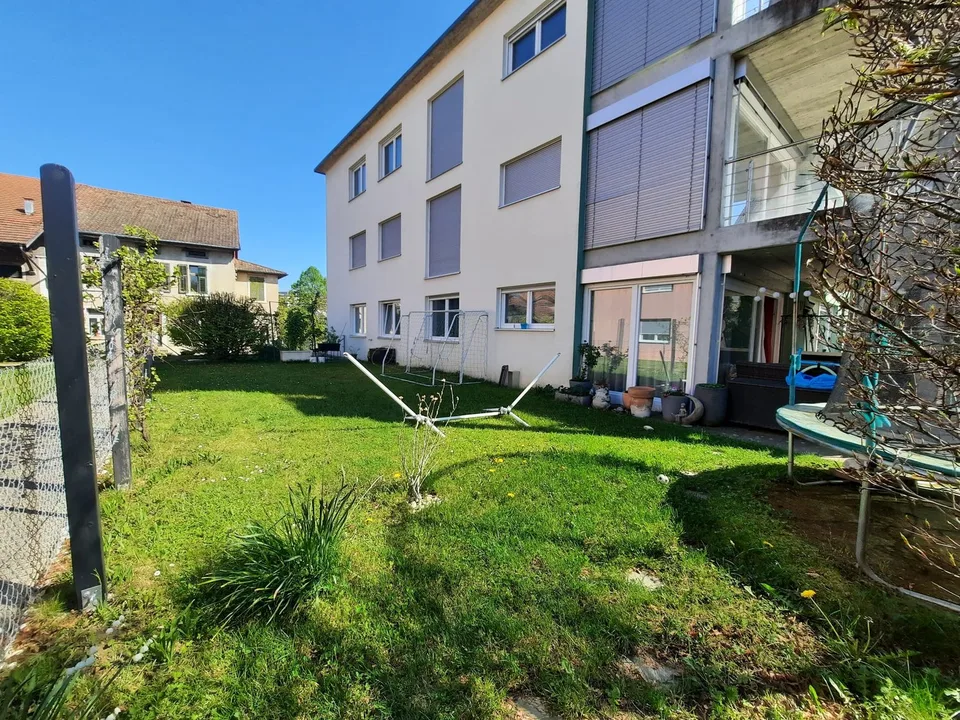 KOMFORTABEL UND GROSSZÜGIG MIT GROSSEM GARTEN WOHNEN