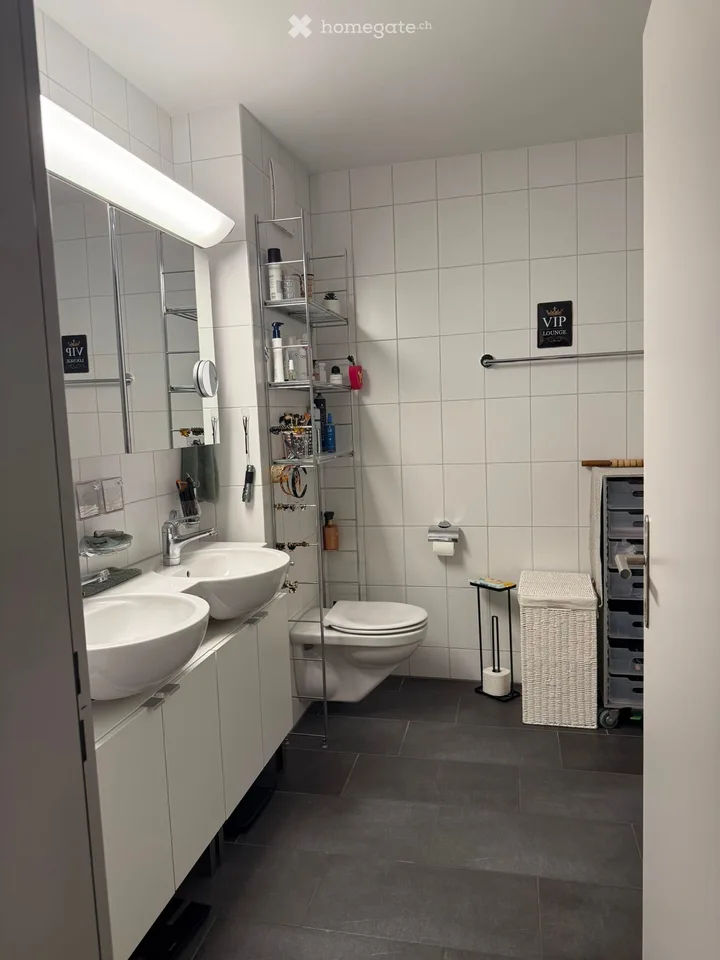 Charmant appartement de 4,5 pièces en mansarde avec balcon à Wettswil am Albis