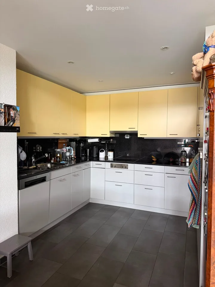 Charmant appartement de 4,5 pièces en mansarde avec balcon à Wettswil am Albis