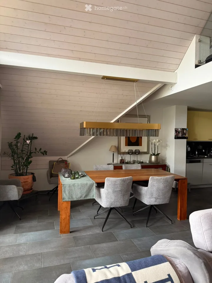Charmant appartement de 4,5 pièces en mansarde avec balcon à Wettswil am Albis