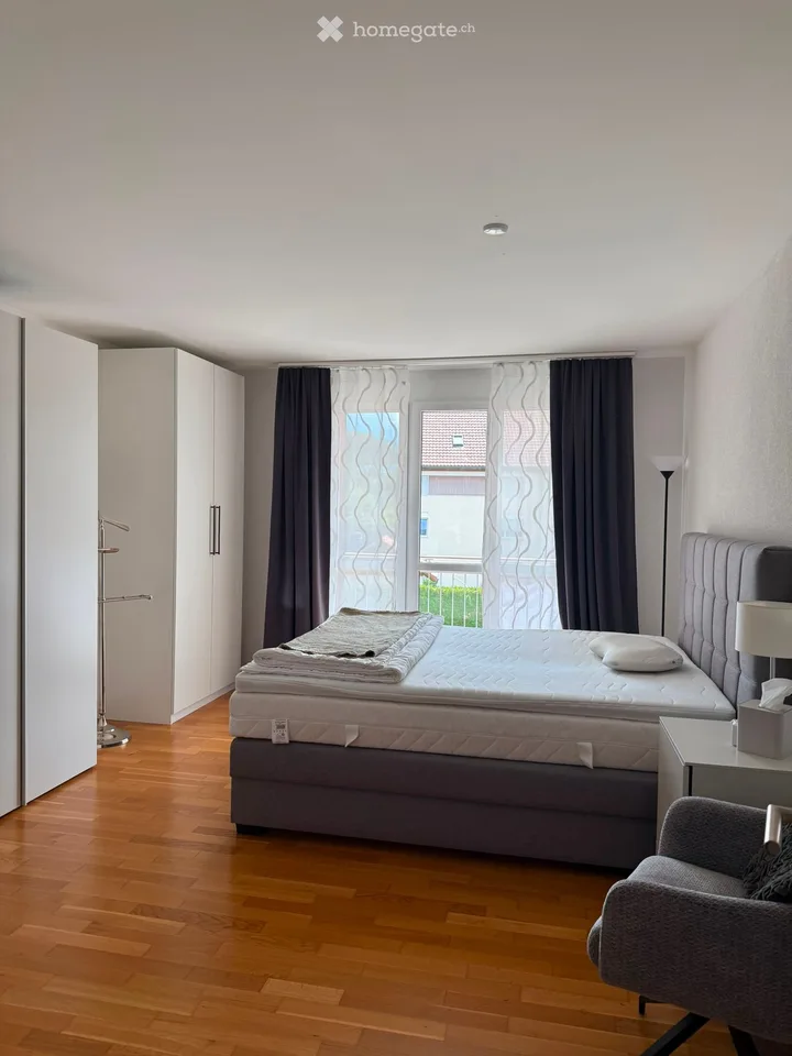 Charmant appartement de 4,5 pièces en mansarde avec balcon à Wettswil am Albis