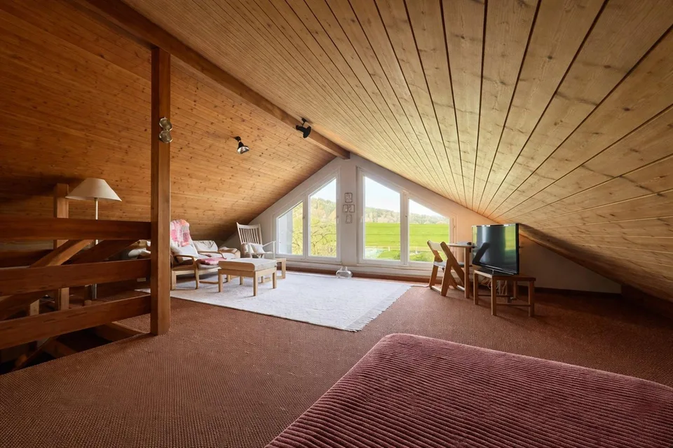 Family-friendly semi-detached house with winter garden and beautiful views in Hinteregg