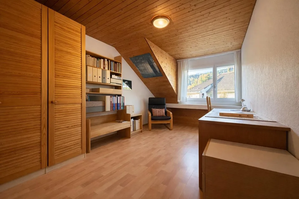 Family-friendly semi-detached house with winter garden and beautiful views in Hinteregg