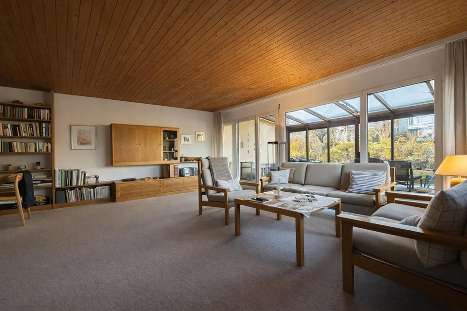 Family-friendly semi-detached house with winter garden and beautiful views in Hinteregg