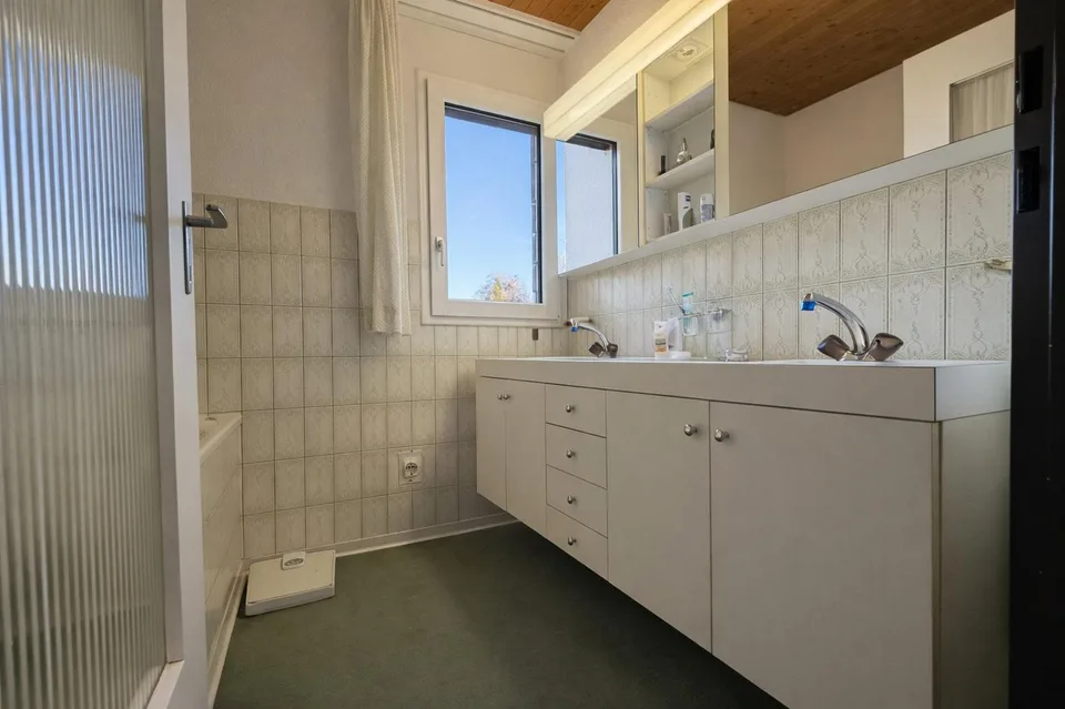 Family-friendly semi-detached house with winter garden and beautiful views in Hinteregg
