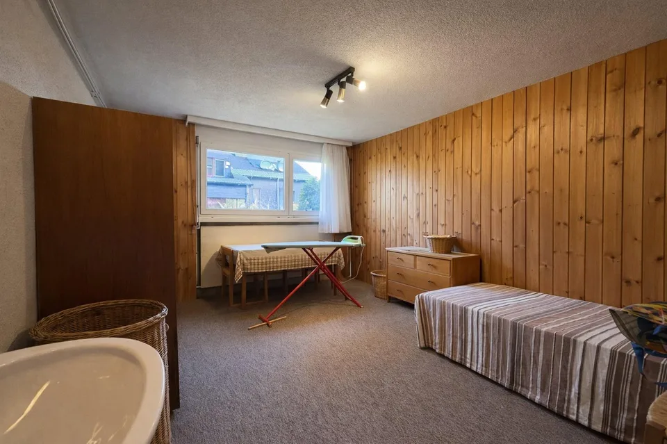Family-friendly semi-detached house with winter garden and beautiful views in Hinteregg