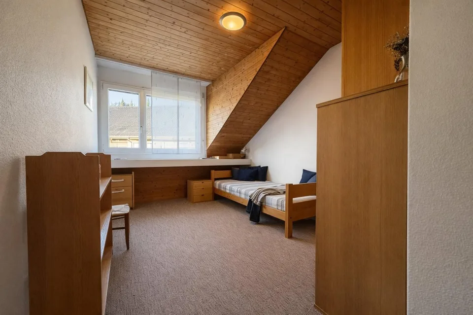 Family-friendly semi-detached house with winter garden and beautiful views in Hinteregg