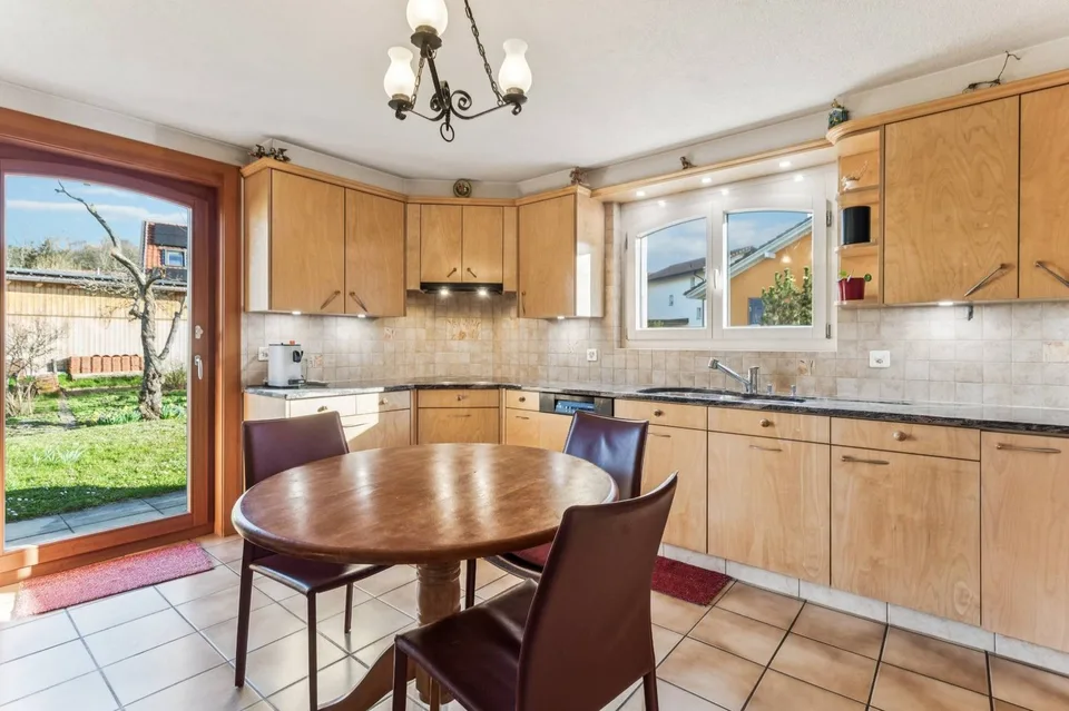 Casa familiare con ampio giardino e potenziale di ristrutturazione – foto 6 di 9