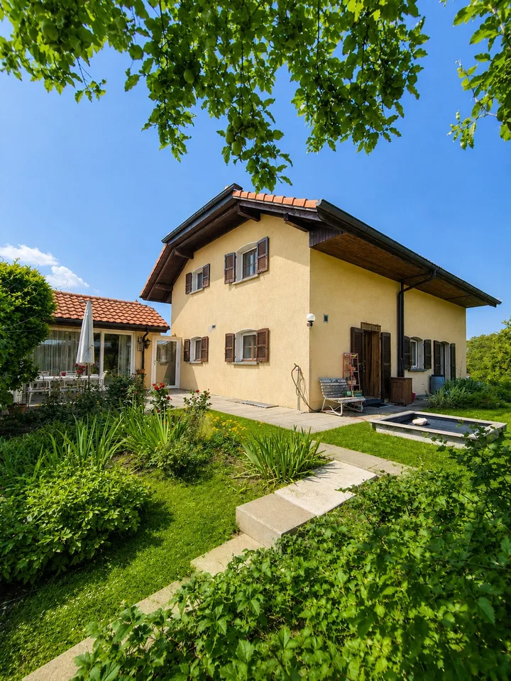 Maison familiale avec vaste jardin et potentiel d'agrandissement