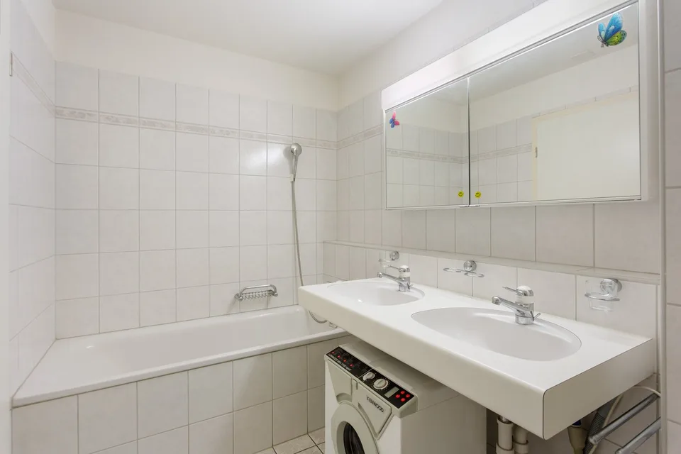 Your new home in a well-maintained multi-family house