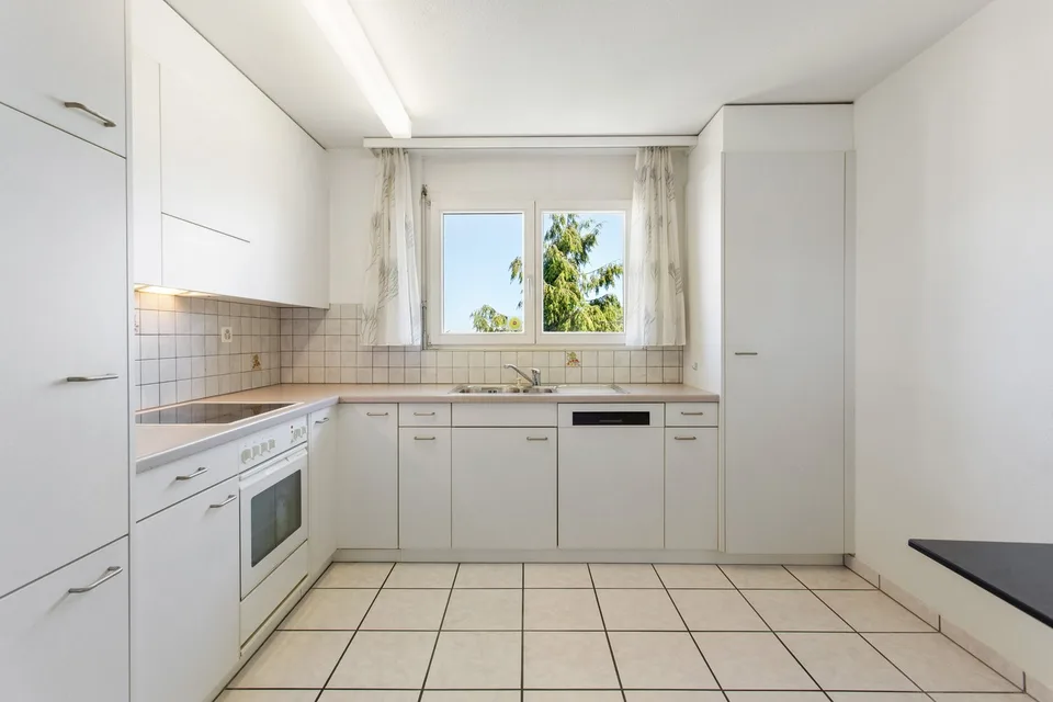 Your new home in a well-maintained multi-family house