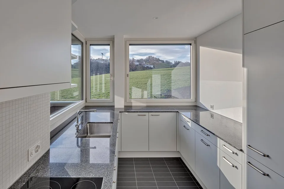 Moderne, ruhiggelegene 3.5-Zimmerwohnung mit Loggia-Sitzplatz