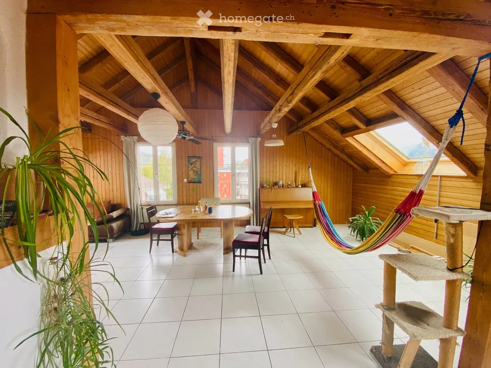 Grosse 5,5 Zimmerwohnung in Altbau mit Cheminée