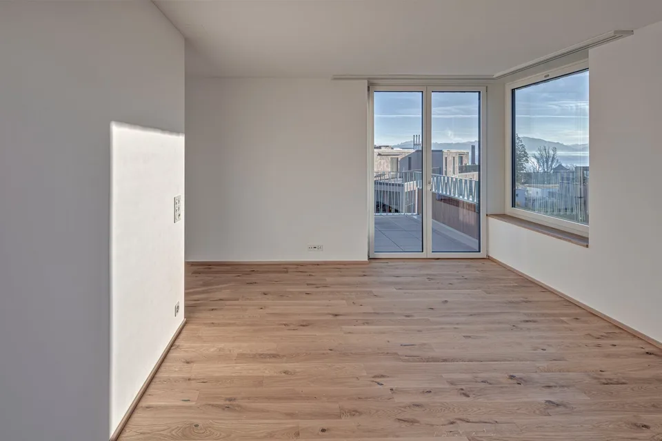 Appartamento mansardato moderno con bella vista sul lago e sulle montagne