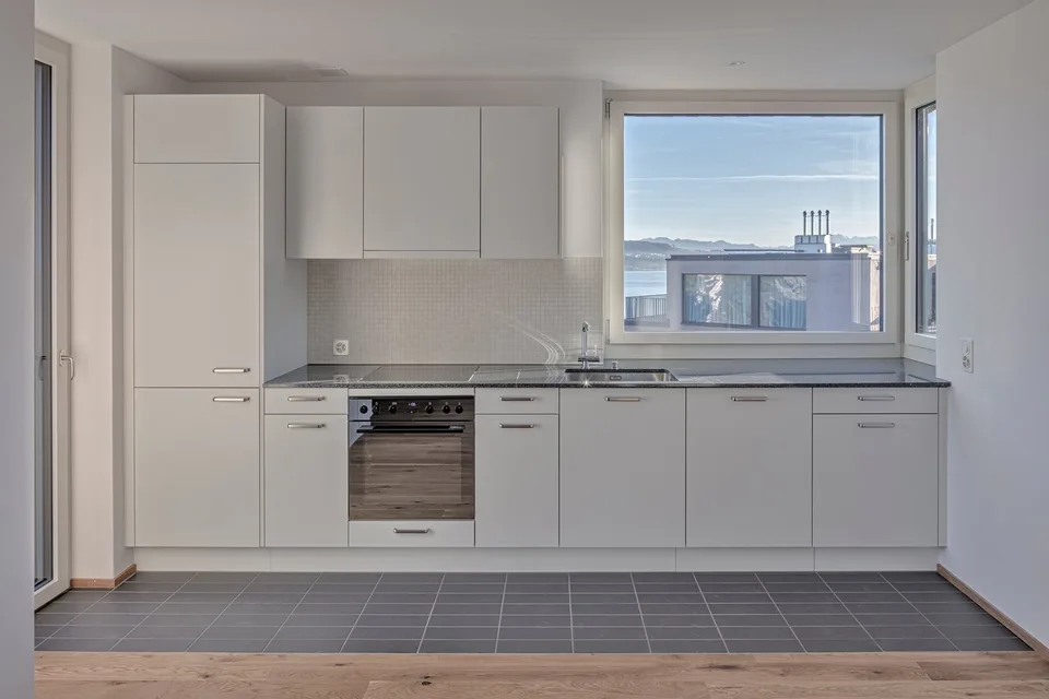 Appartamento mansardato moderno con bella vista sul lago e sulle montagne
