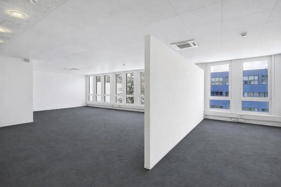 Einziehen, durchstarten und wohlfühlen - diese klimatisierte Bürofläche passt sich flexibel Ihren Ideen an. – Foto 7 von 9