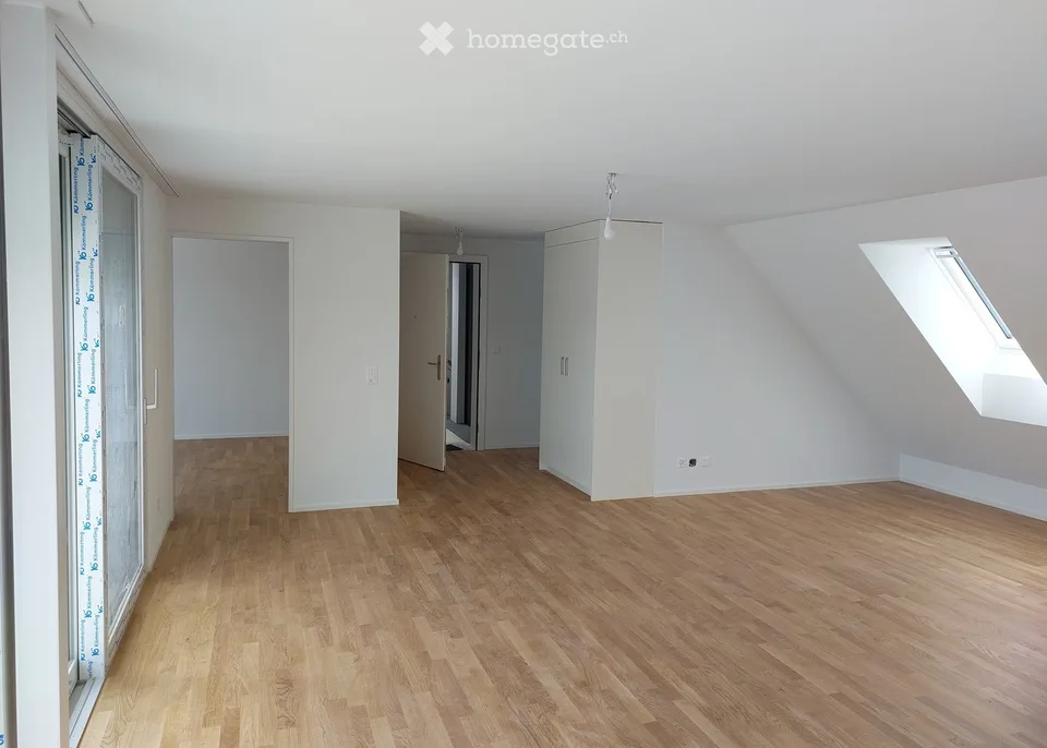2.5-Room Attic New-Build Apartment, near Center in Quiet Location