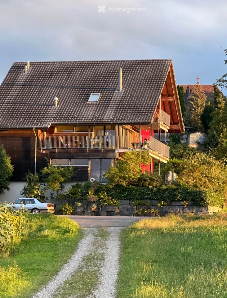 Appartamento al primo piano con ampio balcone e molta luce solare