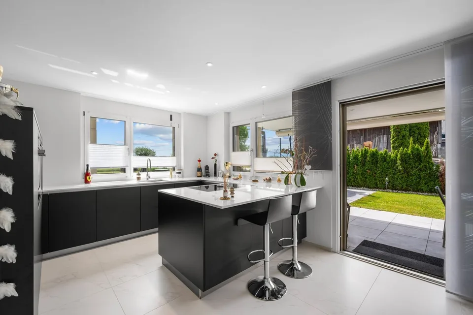 Garden lovers take note - like-new 3.5-room apartment with a view of the green